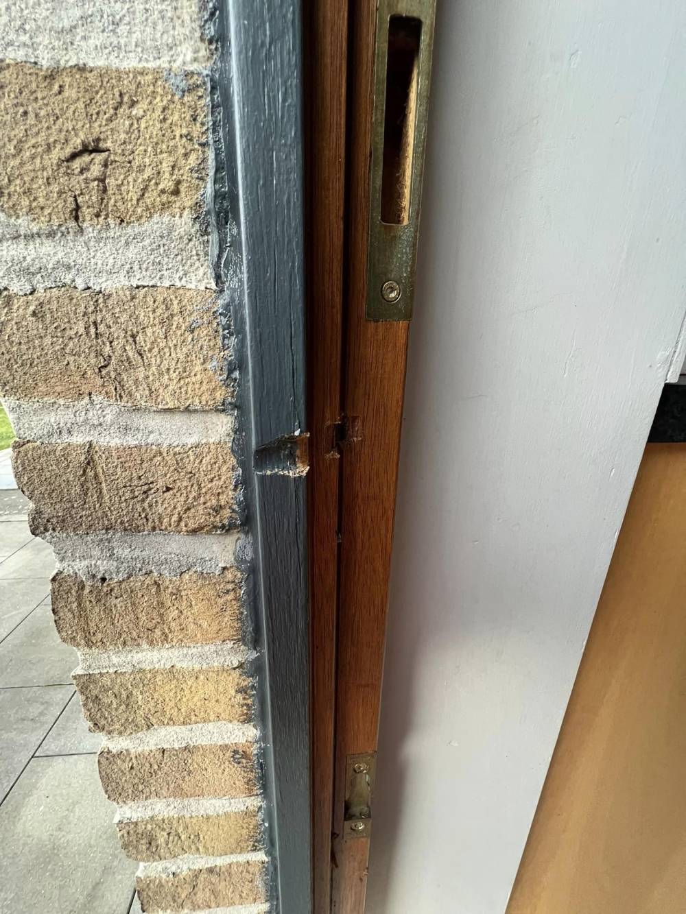 châssis de porte cassé